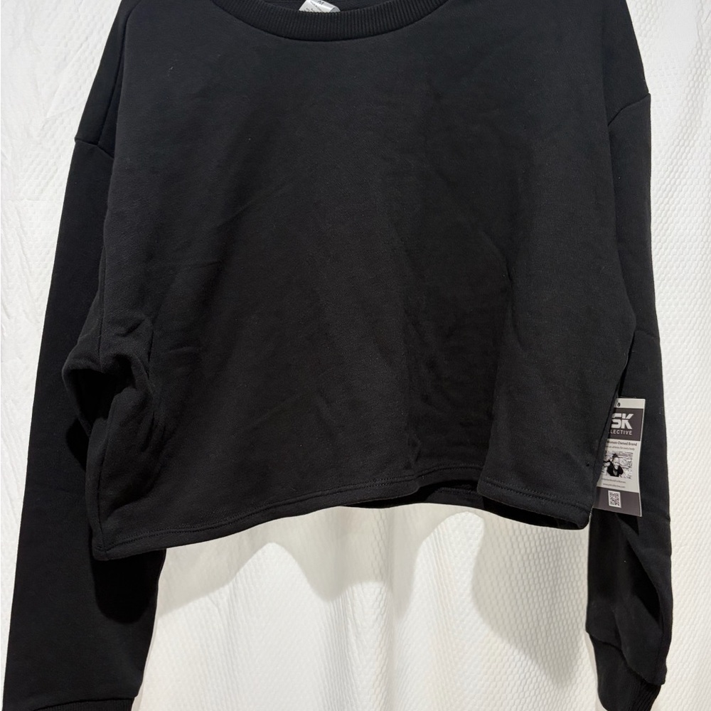 Cropped Black Crewneck Sweatshirt with Long Sleeves